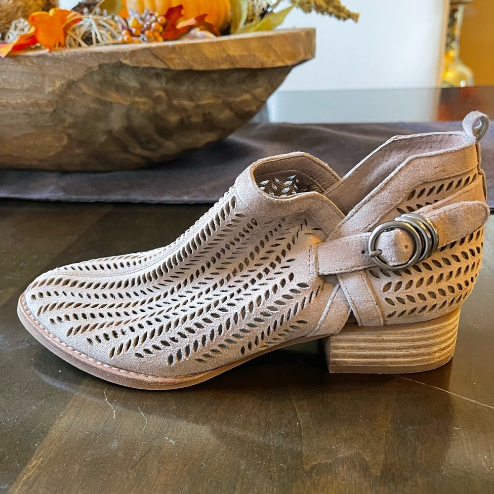 Vince Camuto 6.5 tan ankle booties